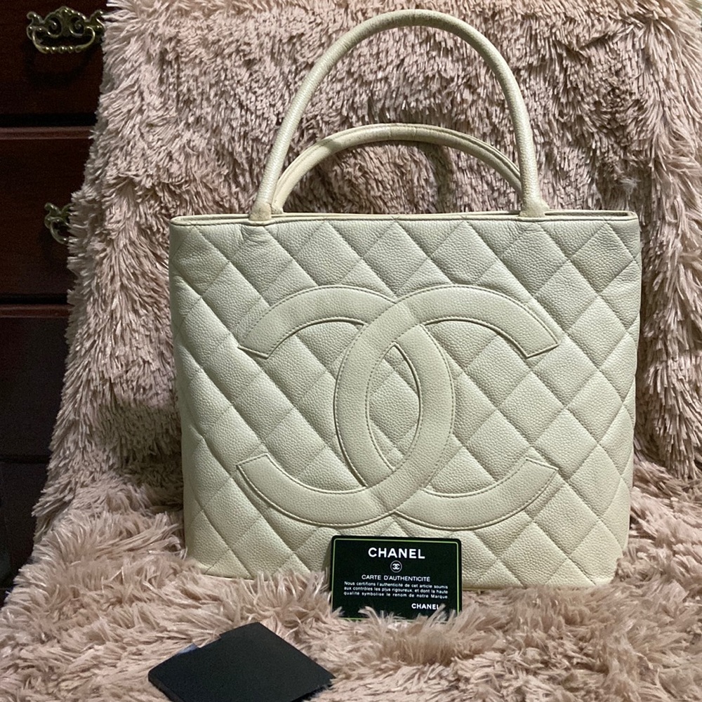 Chanel tote medallion